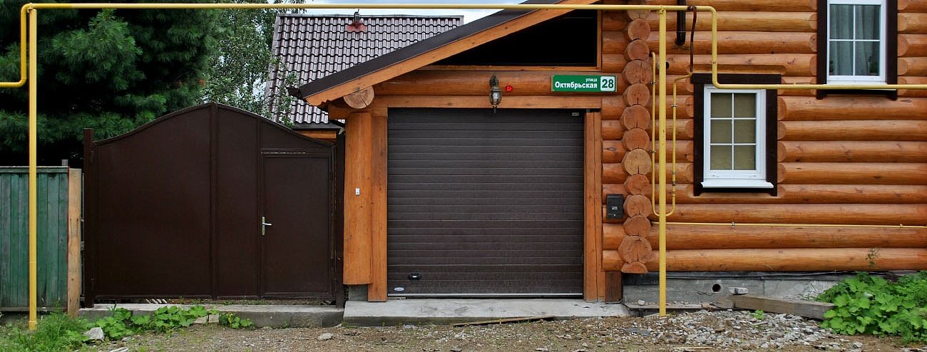 Гаражные ворота для деревянного дома фото 1