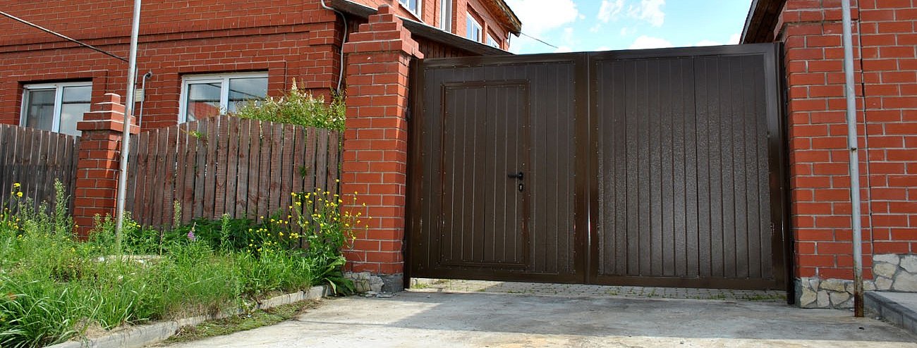 Распашные ворота для дома со встроенной калиткой фото 1