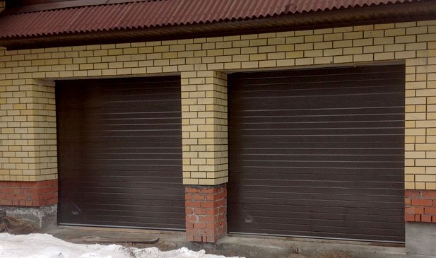 Секционные ворота для гаража с двумя въездами