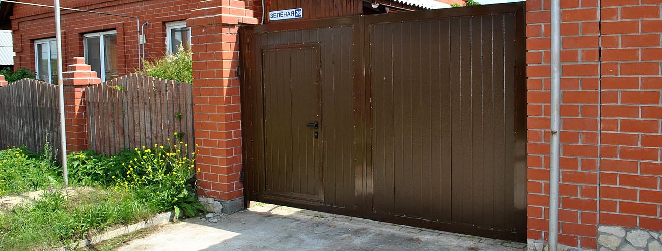 Распашные ворота для дома со встроенной калиткой фото 2